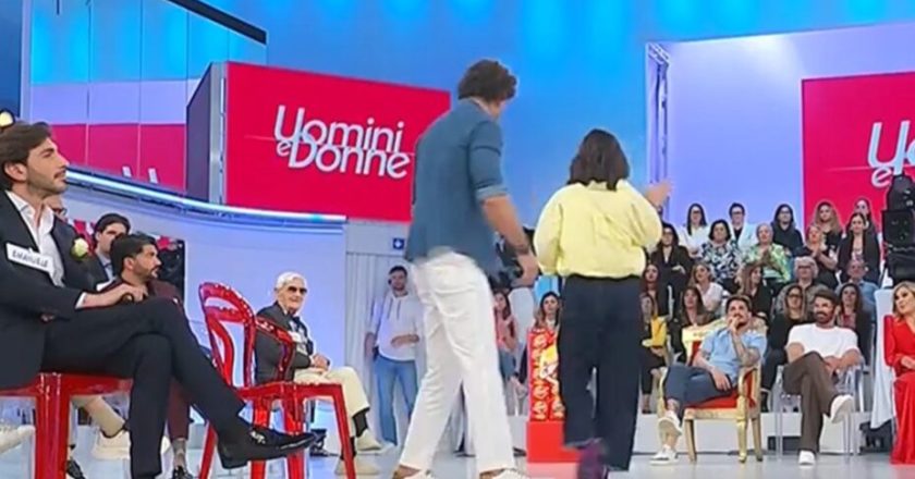“L’amore sei tu”. Uomini e Donne, il più bello dello studio e la dama fuori insieme