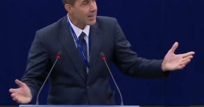 Vannacci striglia von der Leyen: “Parlate di pace ma fuggite dal tavolo. Trump sì che tratta”
