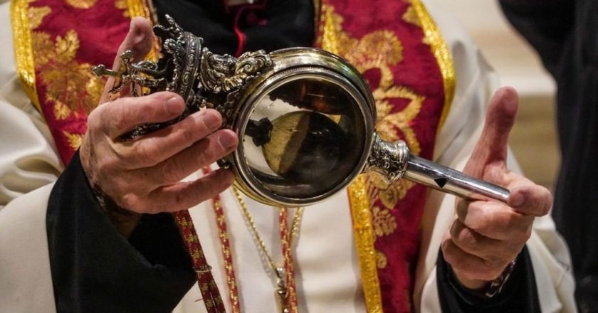 Miracolo sangue di San Gennaro: cosa è successo in chiesa