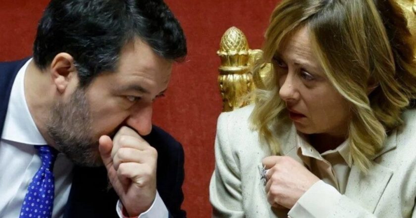 Il famoso politico all’attacco di Meloni e Salvini: “Li votate come imbecilli”