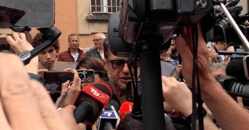 Caso Garlasco, Corona show fuori dalla Procura