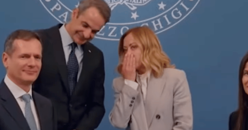 Meloni esasperata durante il vertice con la Grecia: occhi al cielo e applauso liberatorio