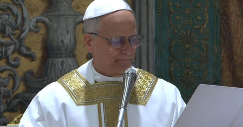 Papa Leone XIV, prima messa e polemica social: “Finalmente un Papa cristiano?” Web spaccato tra fedeli e critici