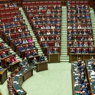 Protesta alla Camera per l’aria condizionata: “Così ci ammaliamo”, scontro tra deputati
