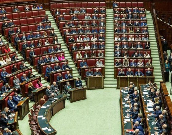 Protesta alla Camera per l’aria condizionata: “Così ci ammaliamo”, scontro tra deputati