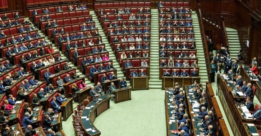 Protesta alla Camera per l’aria condizionata: “Così ci ammaliamo”, scontro tra deputati