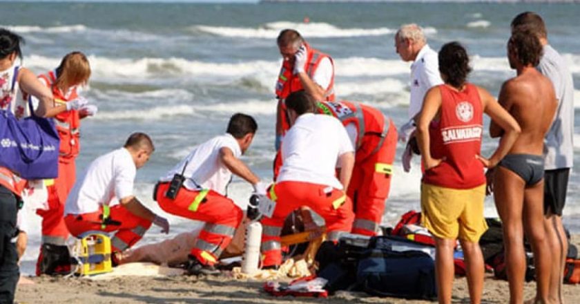 Tragedia in vacanza in Sardegna: muore durante un bagno in mare, il gesto della moglie