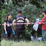 “Sono il padre”. Madre e figlia trovate morte, l’uomo ha una identità