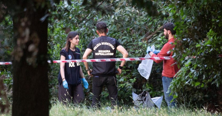 “Sono il padre”. Madre e figlia trovate morte, l’uomo ha una identità