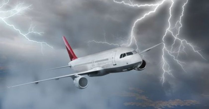 Aereo diretto a Milano colpito in volo. Scatta il panico sul volo Ryanair