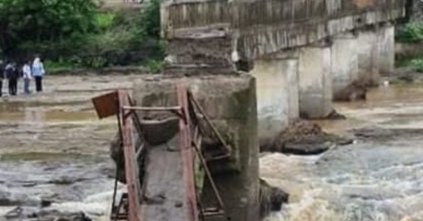 Tragedia in India, crolla ponte con centinaia di turisti: ci sono morti e dispersi