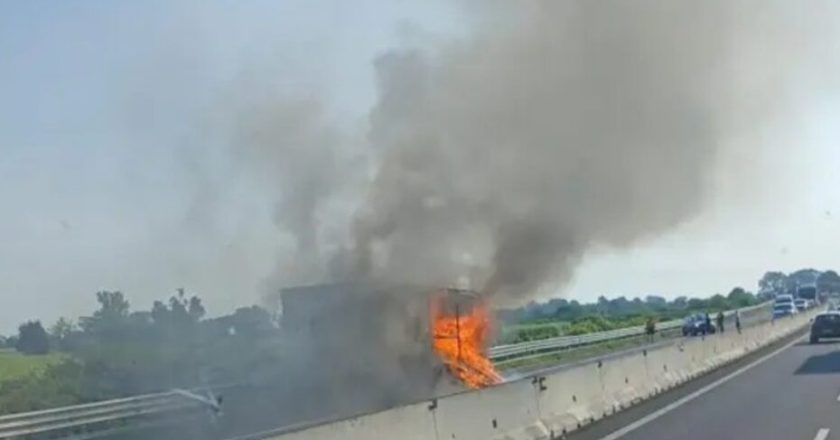 Incendio in autostrada sulla A4. Fiamme altissime, circolazione interrotta e squadre di vigili del fuoco sul posto.