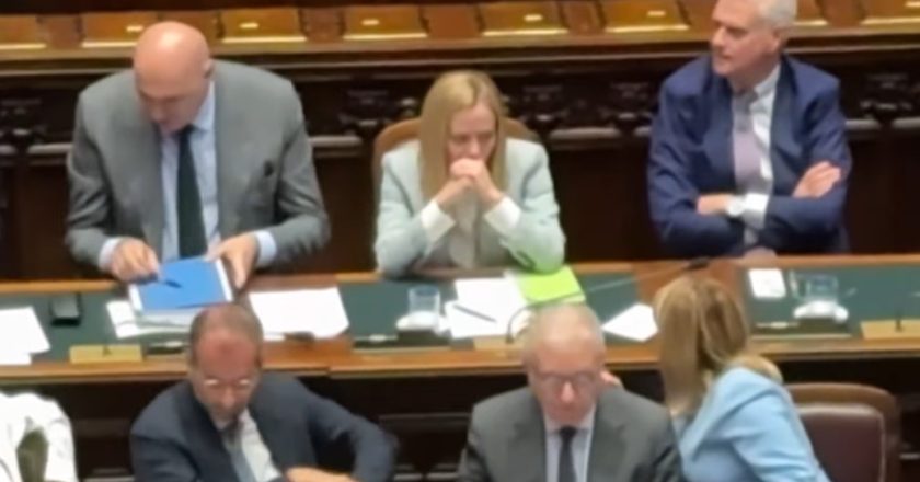 Meloni cita Thatcher alla Camera: “Conta la forza della difesa, non solo la giustizia delle cause”. Standing ovation della maggioranza
