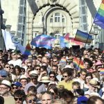 Budapest Pride bloccato dall’ultradestra: auto sul ponte, la polizia non interviene