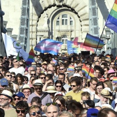 Budapest Pride bloccato dall’ultradestra: auto sul ponte, la polizia non interviene