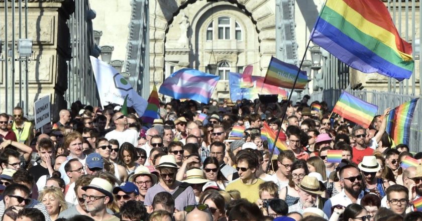 Budapest Pride bloccato dall’ultradestra: auto sul ponte, la polizia non interviene