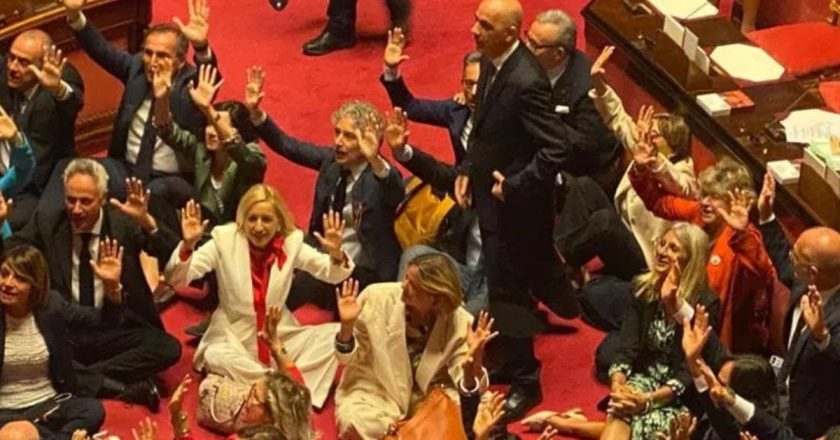 Decreto Sicurezza, caos in Senato: protesta clamorosa delle opposizioni, seduta sospesa tra tensioni