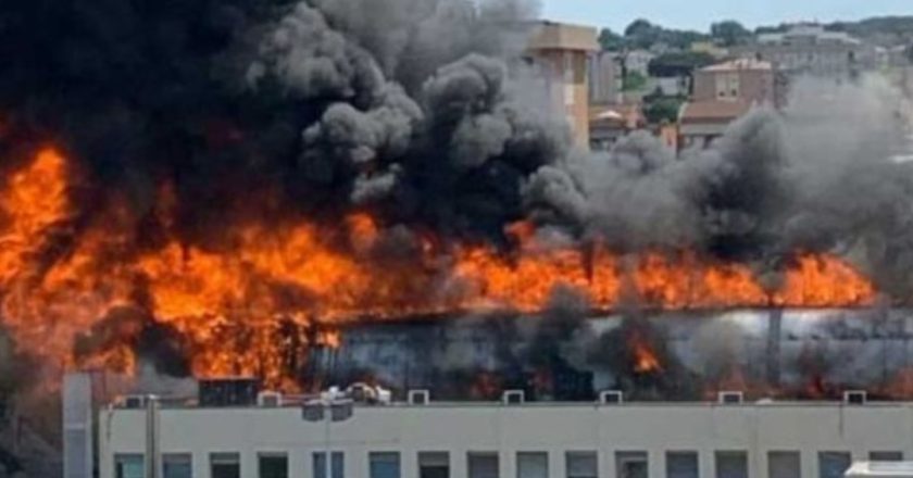 In fiamme l’università italiana, allarme in tutta la città: “chiudete le finestre”