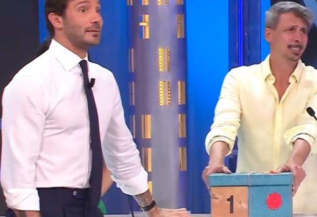 Affari Tuoi, bufera su Stefano De Martino: il gesto inaspettato divide il pubblico