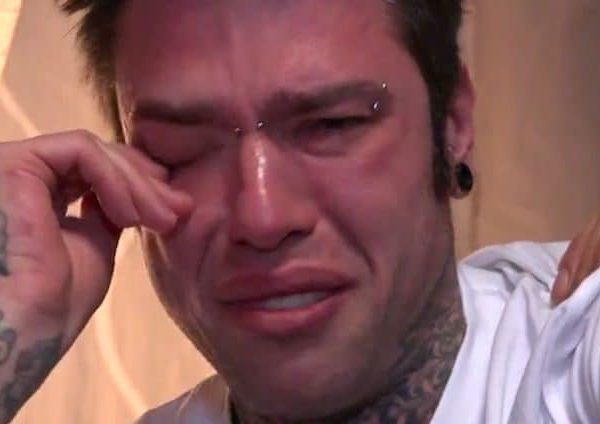 Devastante lutto per Fedez, la notizia poco fa