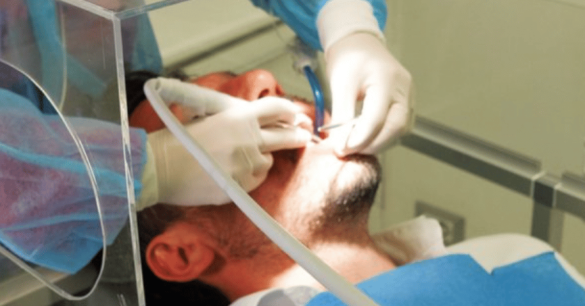 Finto dentista operava pazienti seguendo tutorial online: guadagnati oltre 160mila euro
