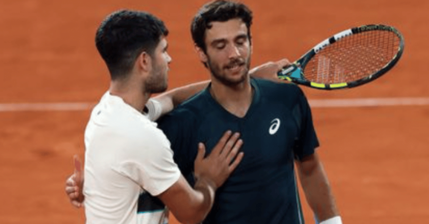 Alcaraz applaude Musetti dopo il ritiro: il gesto da campione che commuove il Roland Garros
