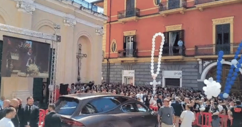 Funerali di Martina Carbonaro ad Afragola: grida di giustizia e rabbia contro l’ex
