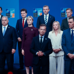 Vertice Nato all’Aja: i leader approvano spese per il 5% del PIL, ma sui social è polemica per Giorgia Meloni “coperta” nella foto