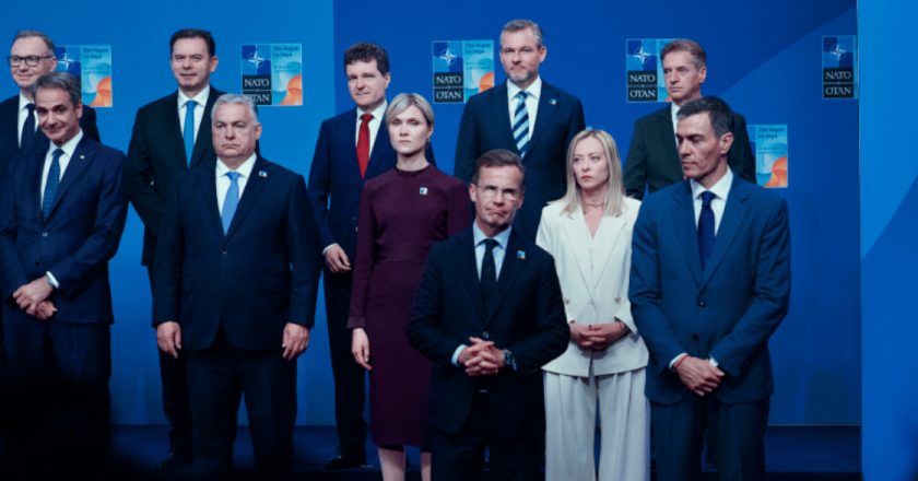 Vertice Nato all’Aja: i leader approvano spese per il 5% del PIL, ma sui social è polemica per Giorgia Meloni “coperta” nella foto