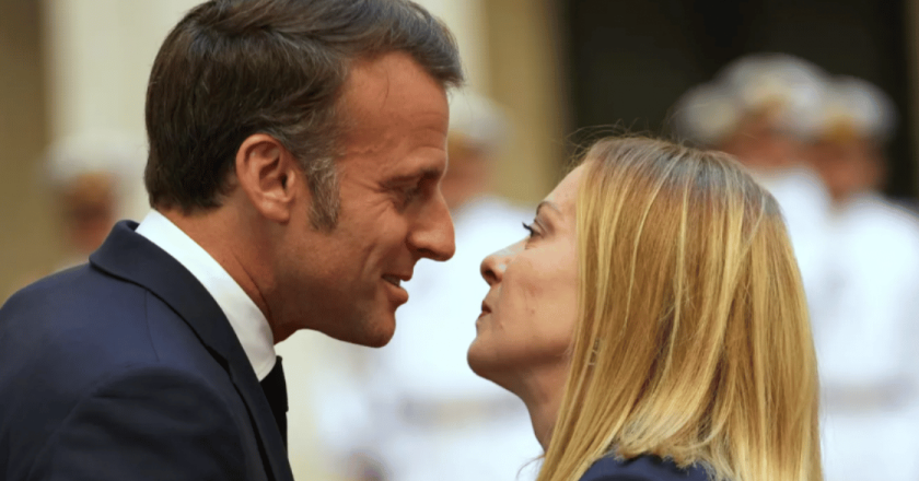 Elly Schlein contro Meloni: “Sembrava la corte di Francia”. Poi si fa tingere i capelli in diretta