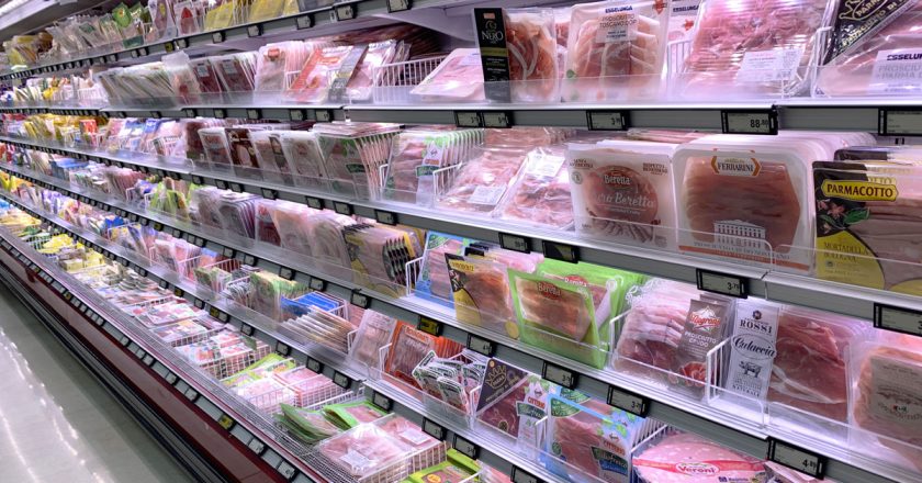 Allerta alimentare, richiamato il prodotto dai supermercati: “Non mangiatelo, rischio salmonella”