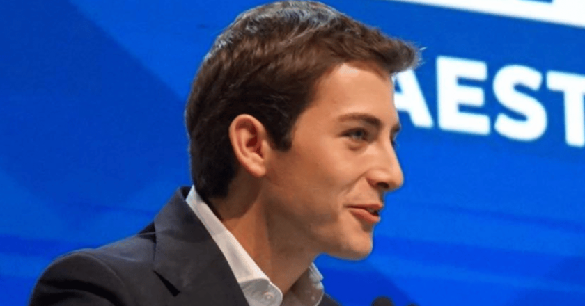 Simone Leoni risponde al padre: “Mi ha attaccato senza conoscermi. Lo perdono, ma io vado avanti da uomo libero”