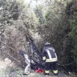 Ultraleggero precipita vicino alla ferrovia, ci sono feriti: la situazione