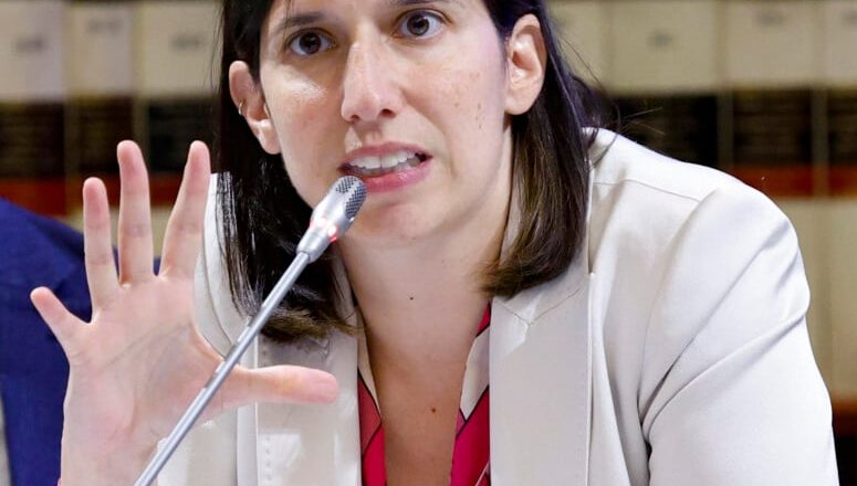 Elly Schlein, flop in libreria: quante copie ha venduto e il confronto con Vannacci