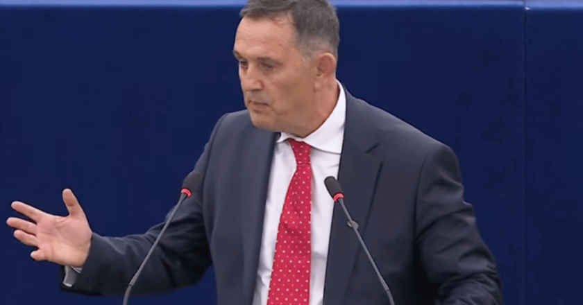 “Von der Leyen si scusi, Putin non c’entra con la sfiducia”: l’eurodeputato Piperea minaccia querela