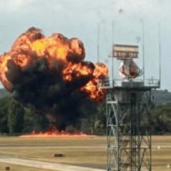 Paura a Londra, aereo si schianta al Southend Airport: incendio e soccorsi in corso