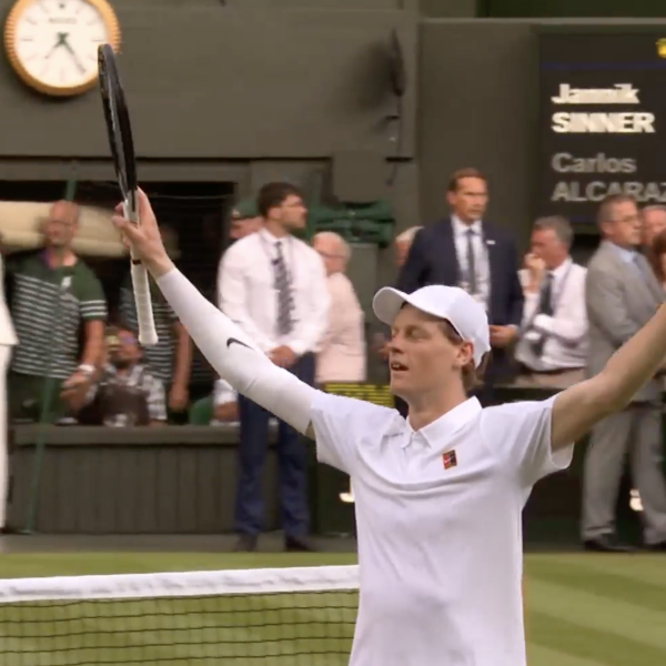 Sinner alza il trofeo a Wimbledon: “Un sogno diventato realtà”