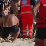 Muore a 19 anni in spiaggia, il malore fatale davanti ai genitori