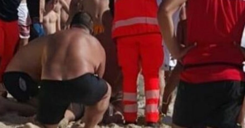 Muore a 19 anni in spiaggia, il malore fatale davanti ai genitori