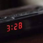 Se ti svegli spesso di notte tra le 3:00 e le 5:00 questo rivela qualcosa di importante