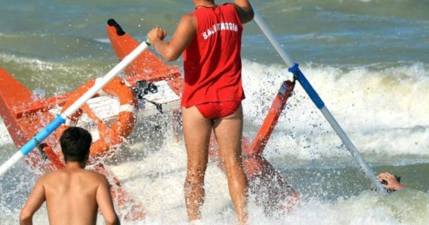 Choc in spiaggia, due ragazze rischiano di affogare: l’intervento del campione italiano