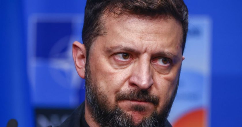 Migliaia di persone in strada contro Zelensky: cosa sta succedendo