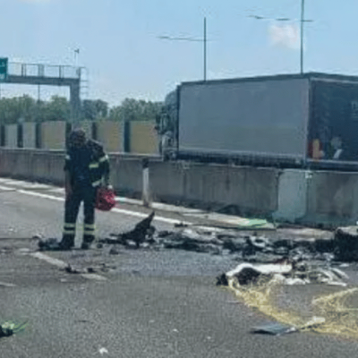 Aereo precipita sulla tangenziale a Brescia: due morti carbonizzati