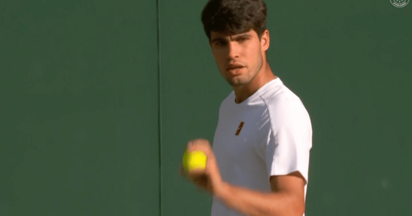 Wimbledon, tappo di champagne in campo durante la finale Sinner-Alcaraz: richiamo del giudice e reazioni