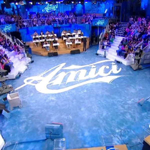 “È morto all’improvviso”. Lutto per il volto di Amici e di Sanremo: addio al fratello di soli 36 anni
