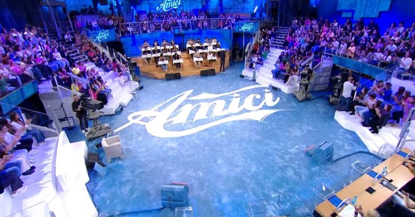 “È morto all’improvviso”. Lutto per il volto di Amici e di Sanremo: addio al fratello di soli 36 anni