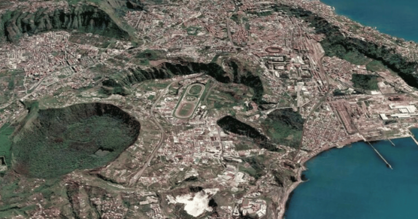 Campi Flegrei, l’Ingv lancia l’allarme: “Probabile apertura di bocche eruttive, rischio esplosioni e terremoti”