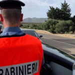 Prima perde l’autobus, poi ruba un’auto e chiama il 112 per spiegare