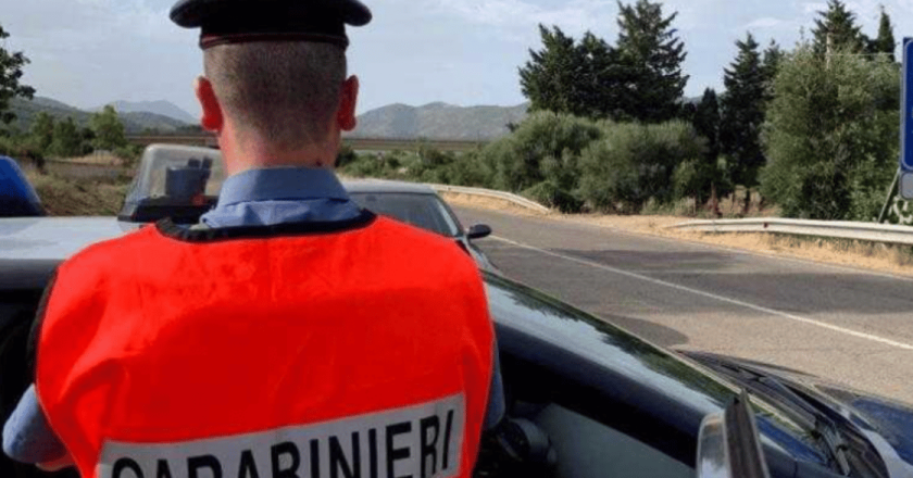 Prima perde l’autobus, poi ruba un’auto e chiama il 112 per spiegare