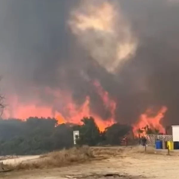 Incendio devastante vicino a villaggi e campeggi, la fuga via mare